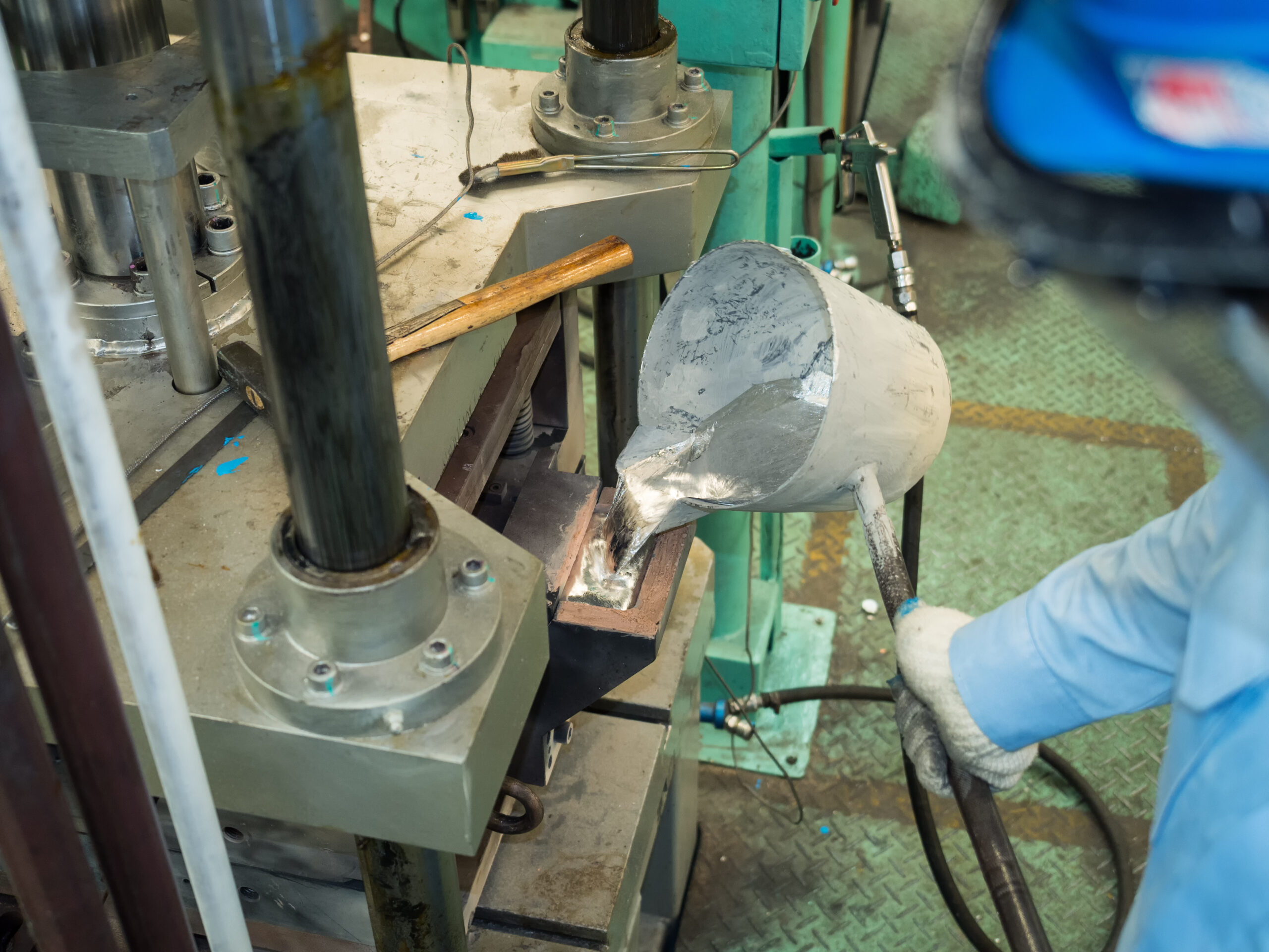 Operator pouring aluminum molten in to high precision casting mold, Alunimun foundry process manufacturing, pouring high temperature aluminum molten