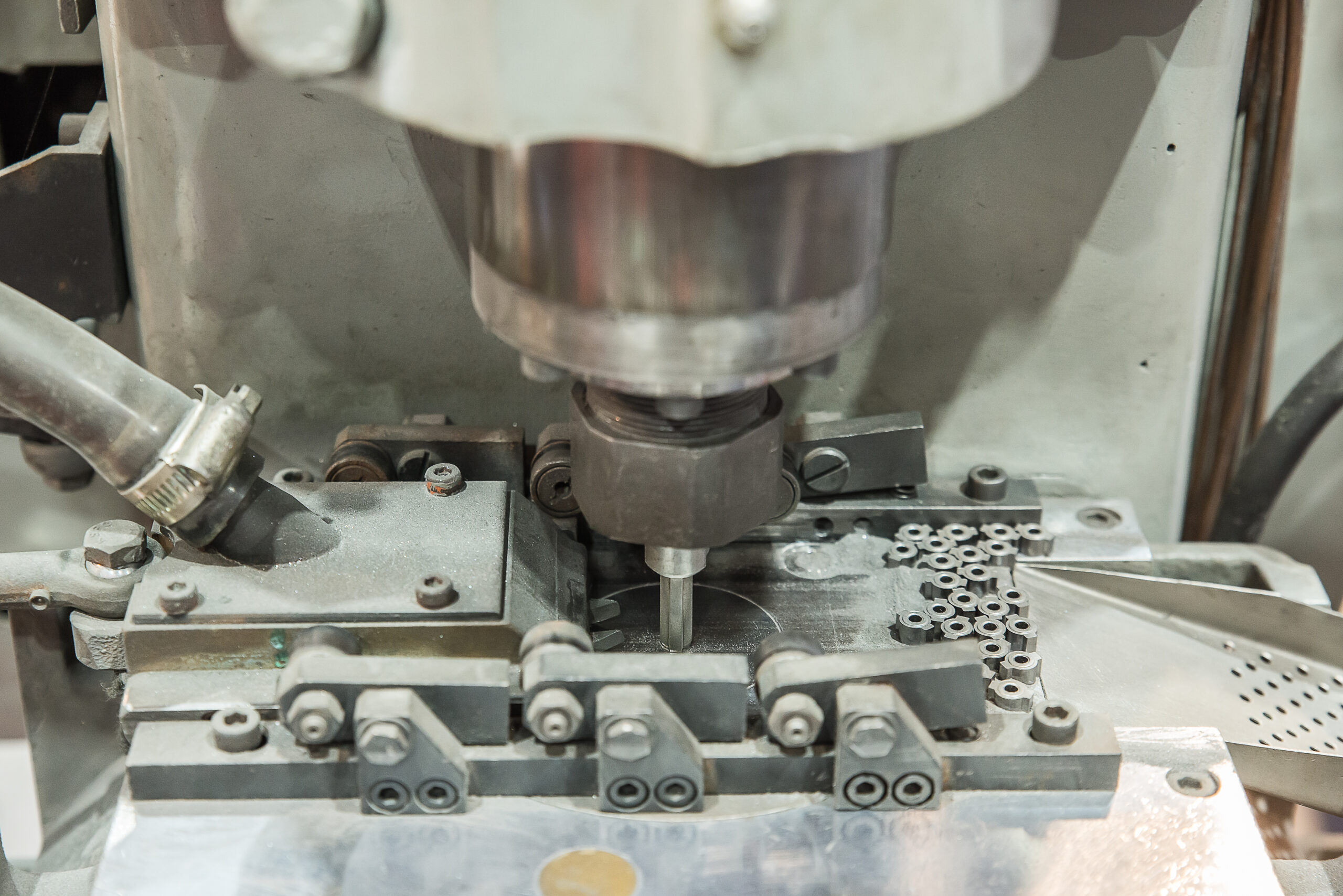 Metal,Forming,Powdering,Machine,Working,In,Factory Metal,Forming,Powdering,Machine,Working,In,Factory